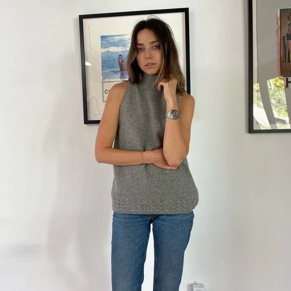 Sleeveless Sweater Top - M