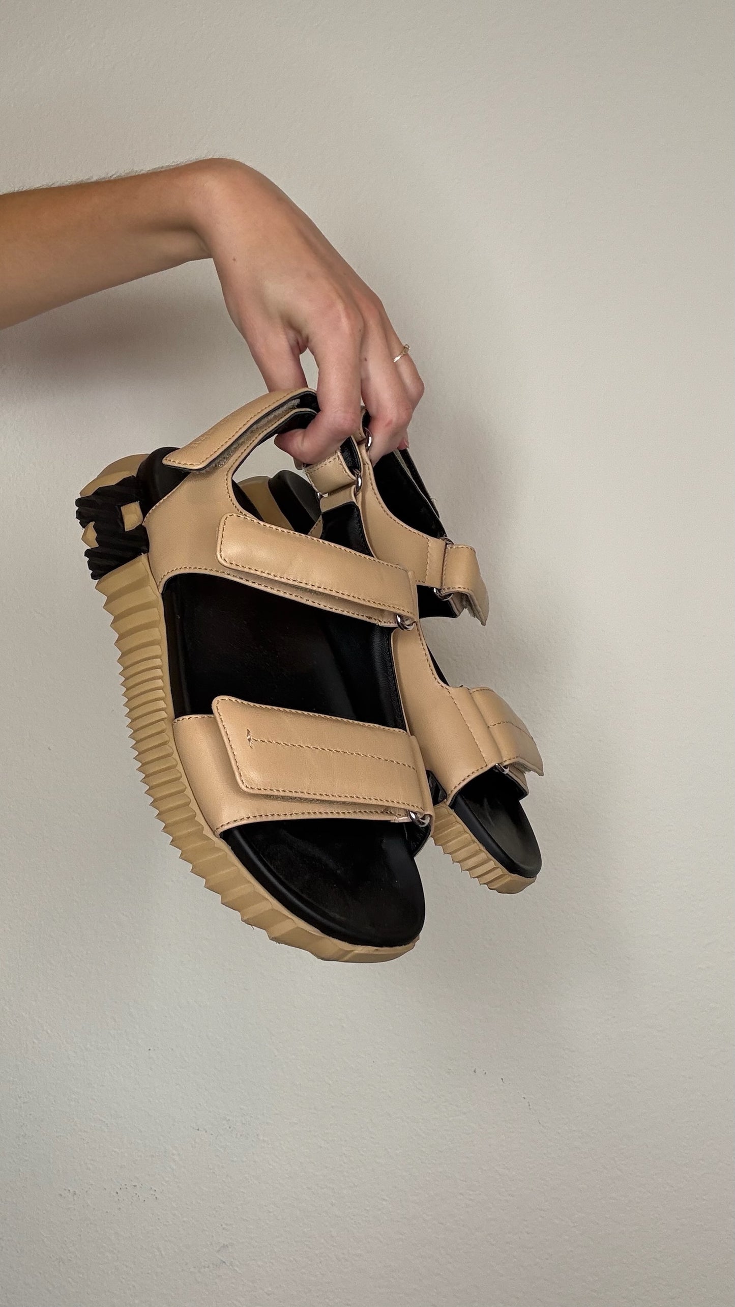 Hermes Beige Leather Sandals - 39