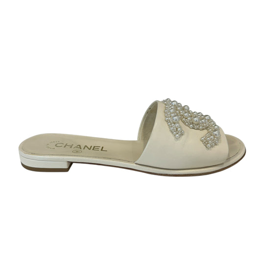 Faux-Pearl Logo Sandals - 7